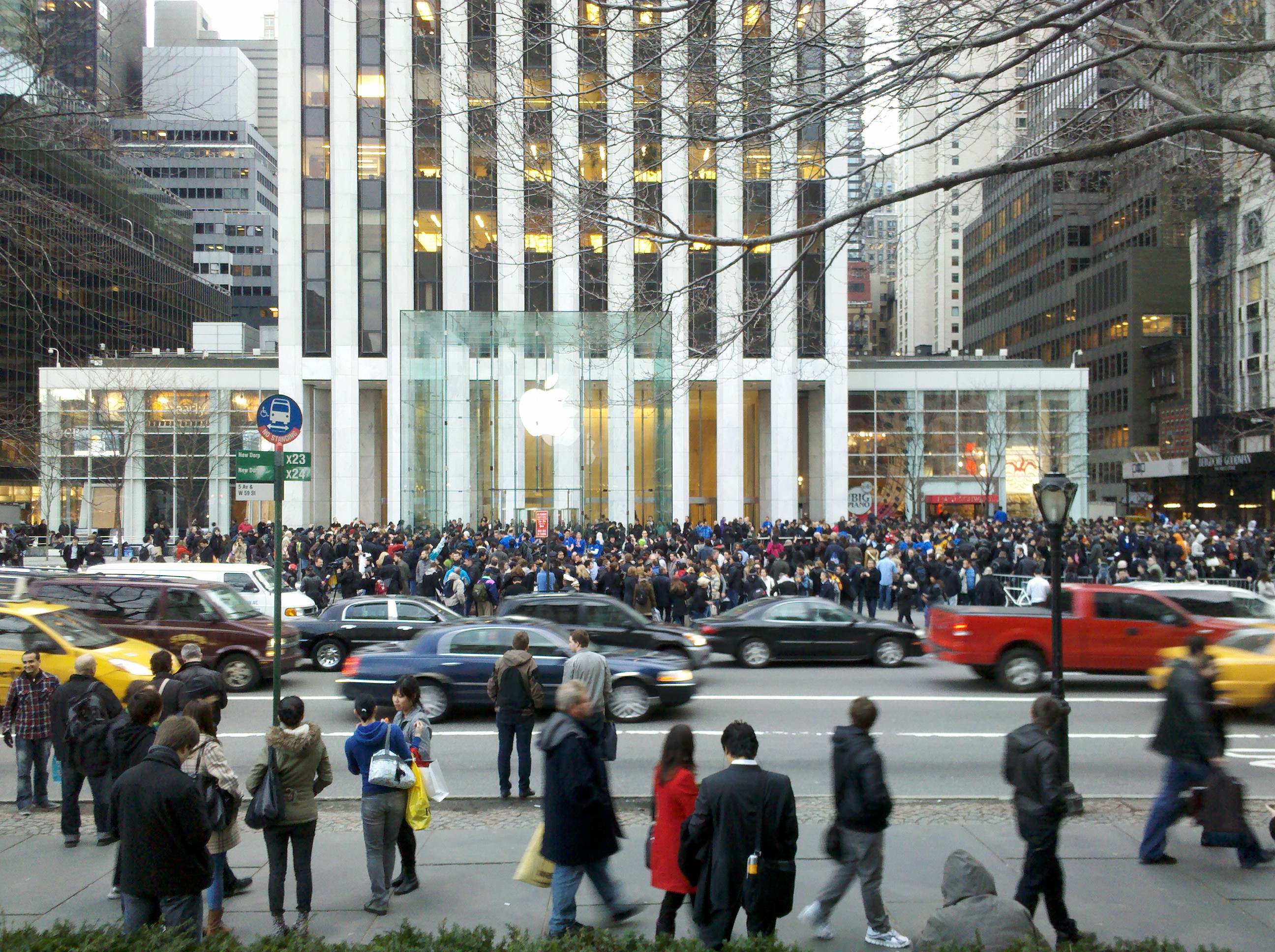 apple-ipad-2-launch-new-york-city-5th-avenue-7