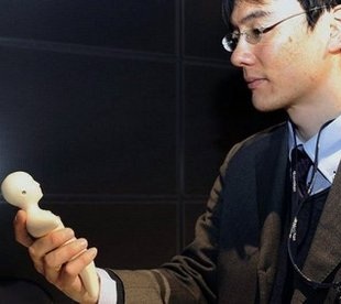 japanese-human-phone-that-feels-like-skin