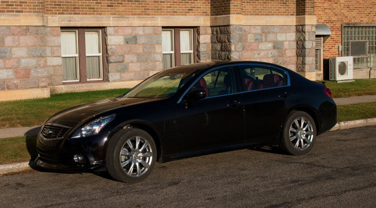 2011-infiniti-g37-sedan-side