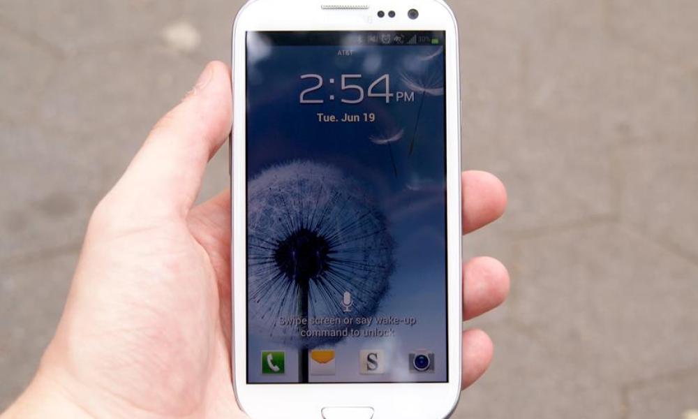 Samsung Galaxy S3 review in hand lock screen android 4.0