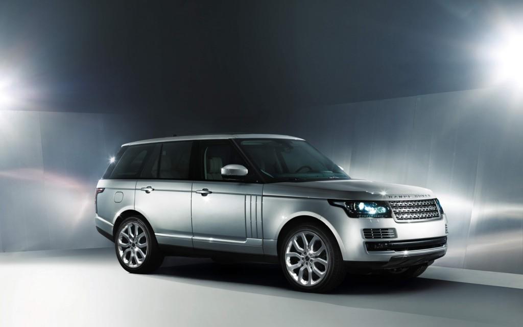 2013 Land Rover Range Rover front three-quarter view