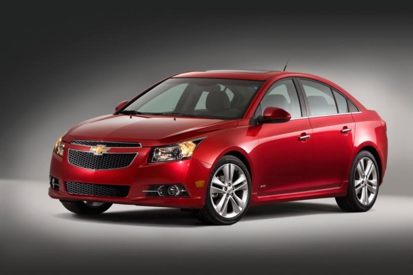 2013 Chevrolet Cruze RS front three-quarter view