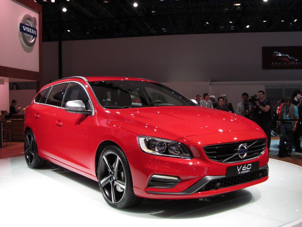 Volvo V60 R Design front three quarter