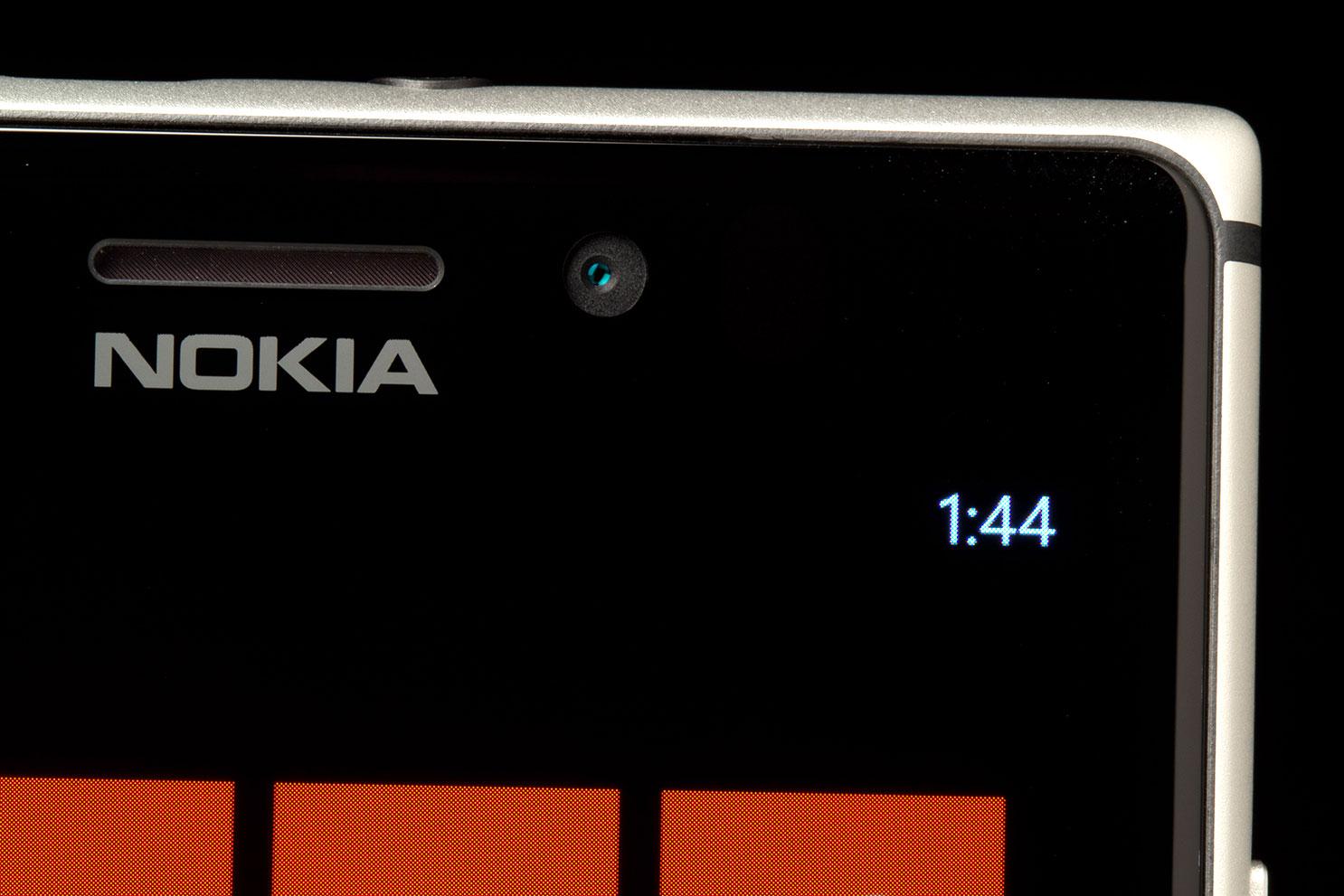 Nokia Lumia 925 top screen corner