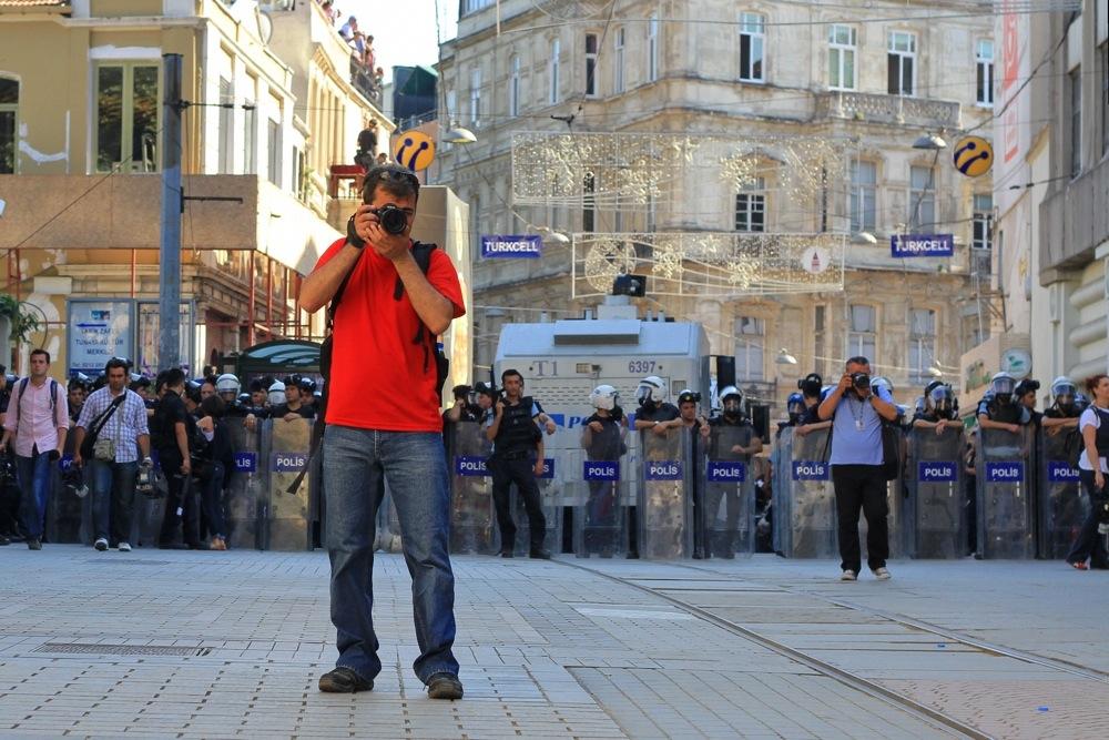 professional photographers citizen journalists twitter photographer at protest