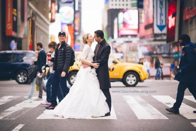 make wedding photo memorable get zach braff photobomb sascha reinking