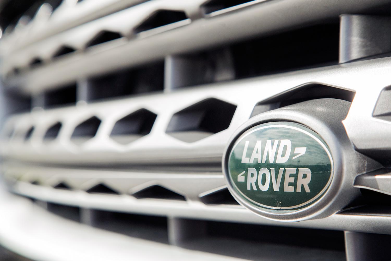 2014 Land Rover LR4 review logo macro