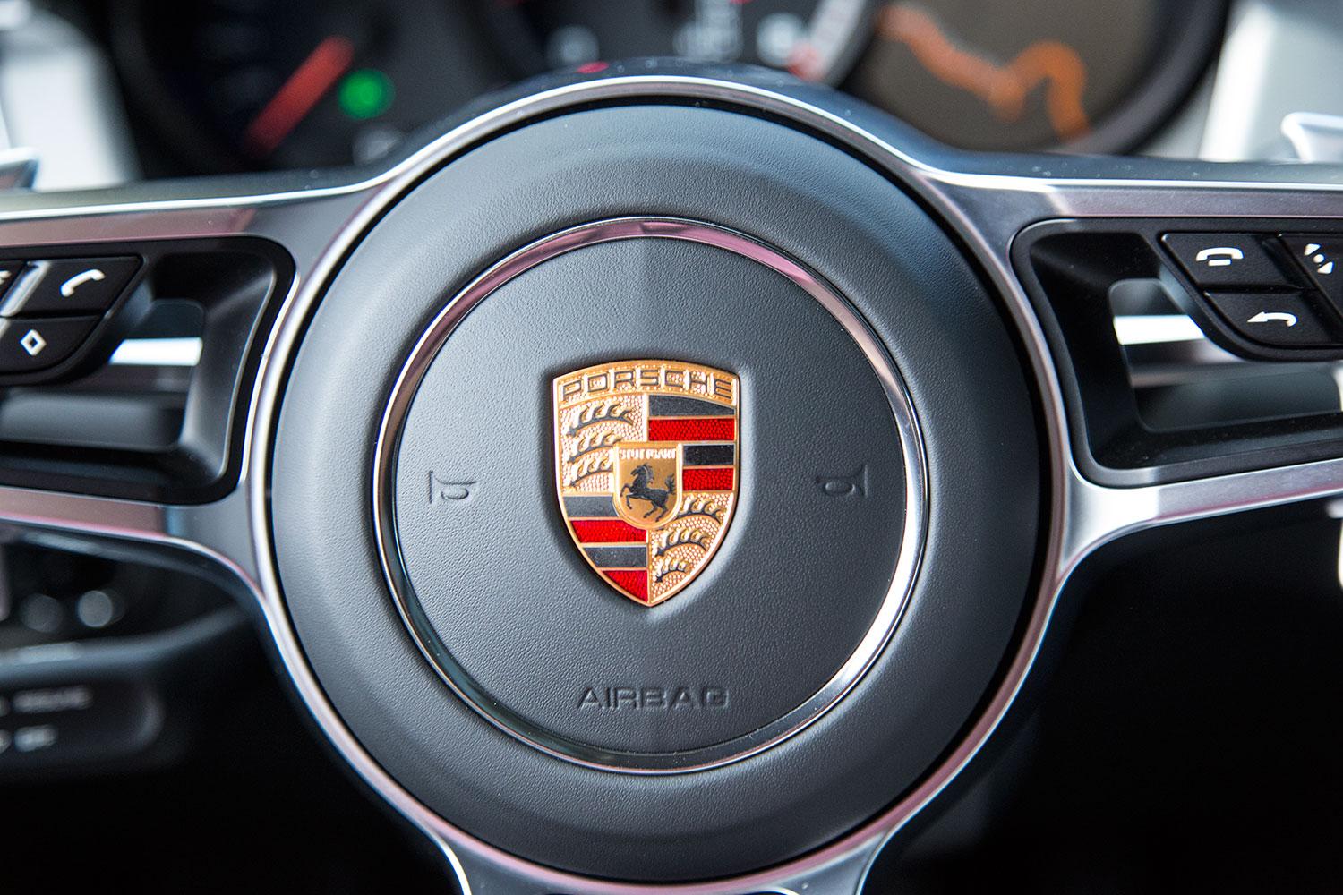 2015 Porsche Macan steering wheel detail