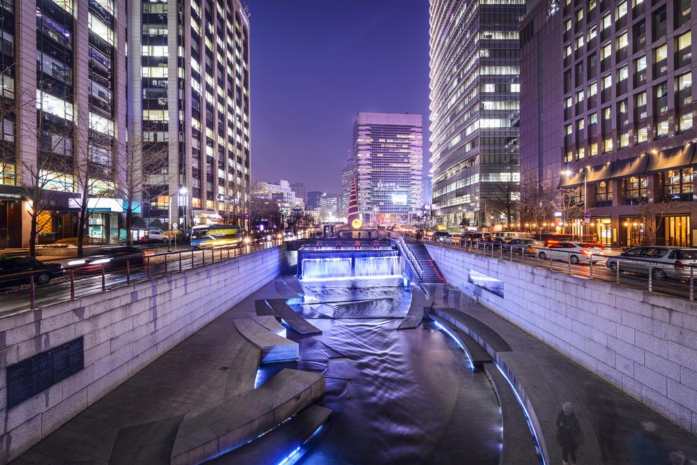 seoul citizens using water power to charge their handsets and tablets south korea