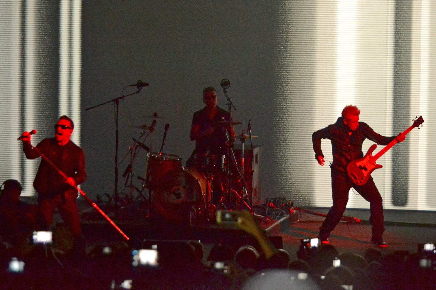 u2 offers new album free itunes apple v2