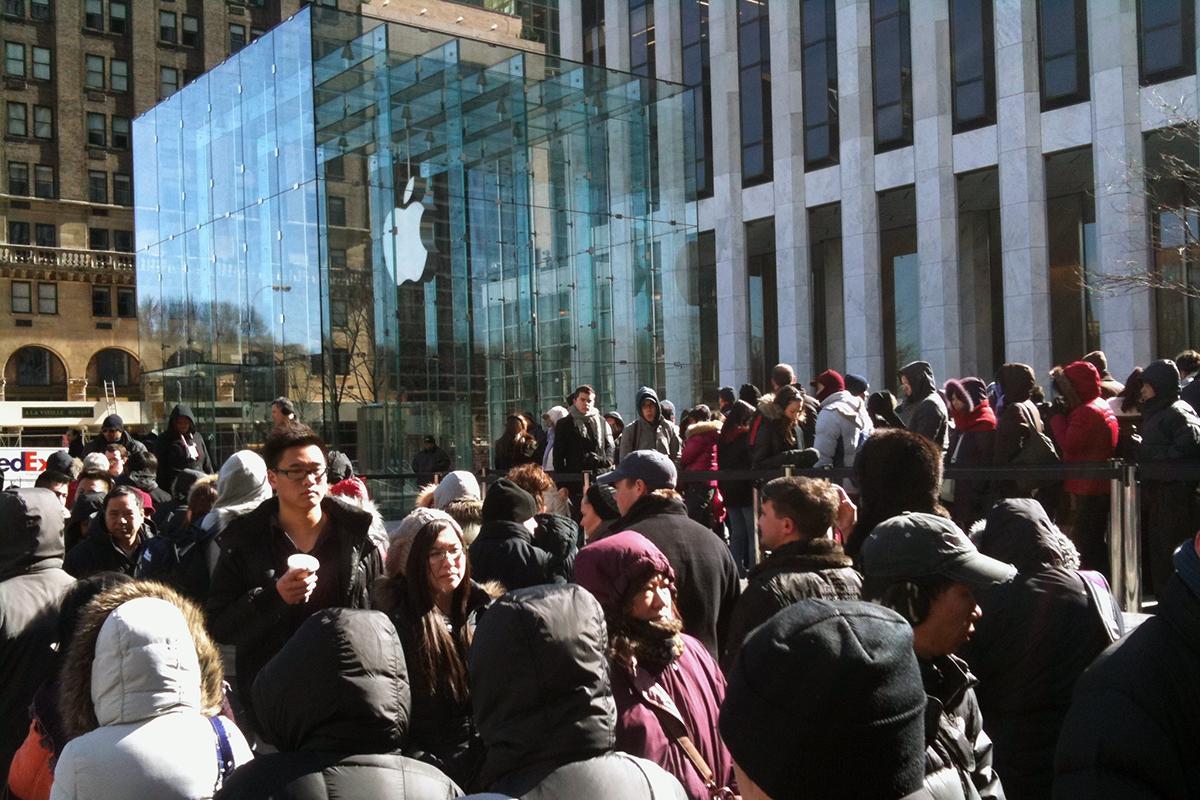 iPhone Apple Store Line