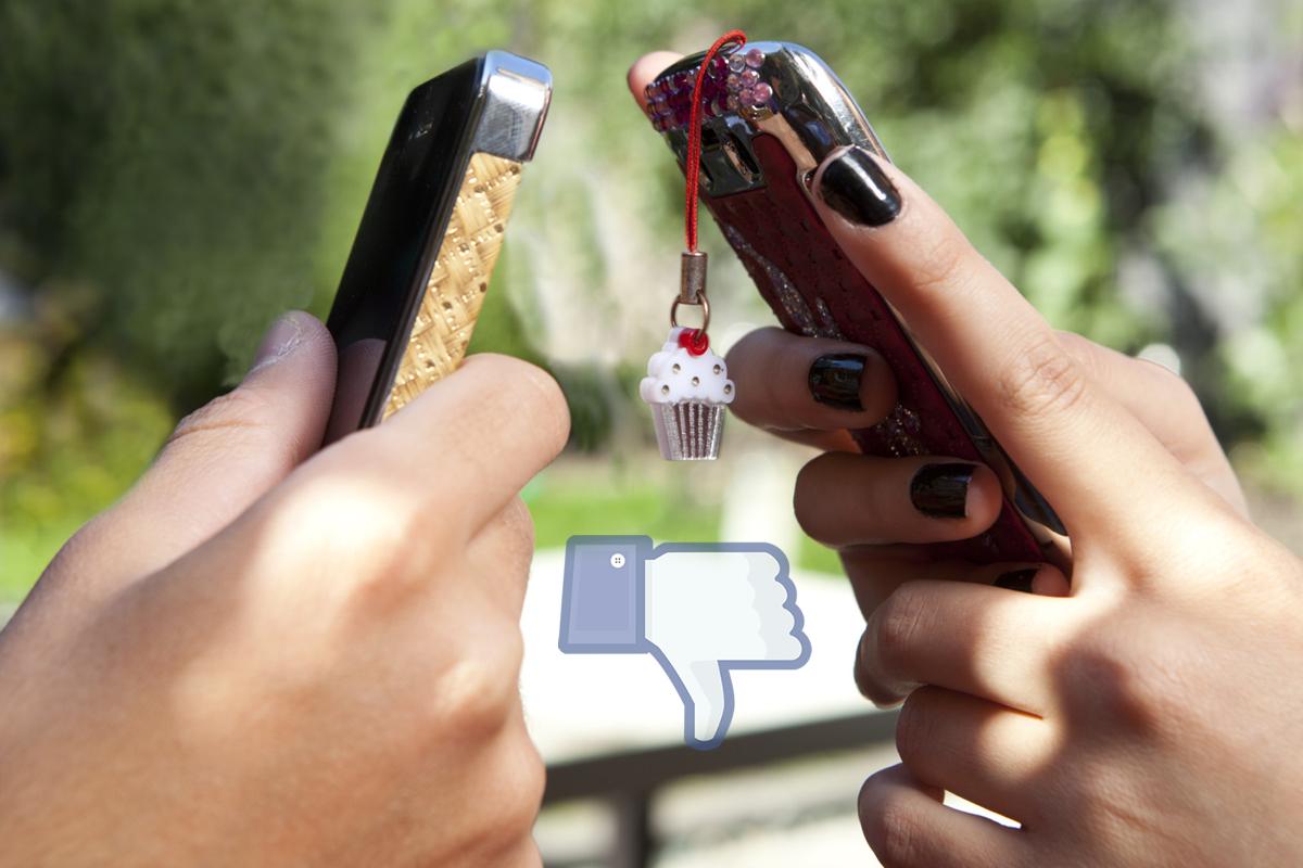 teenagers-with-iphones-facebook