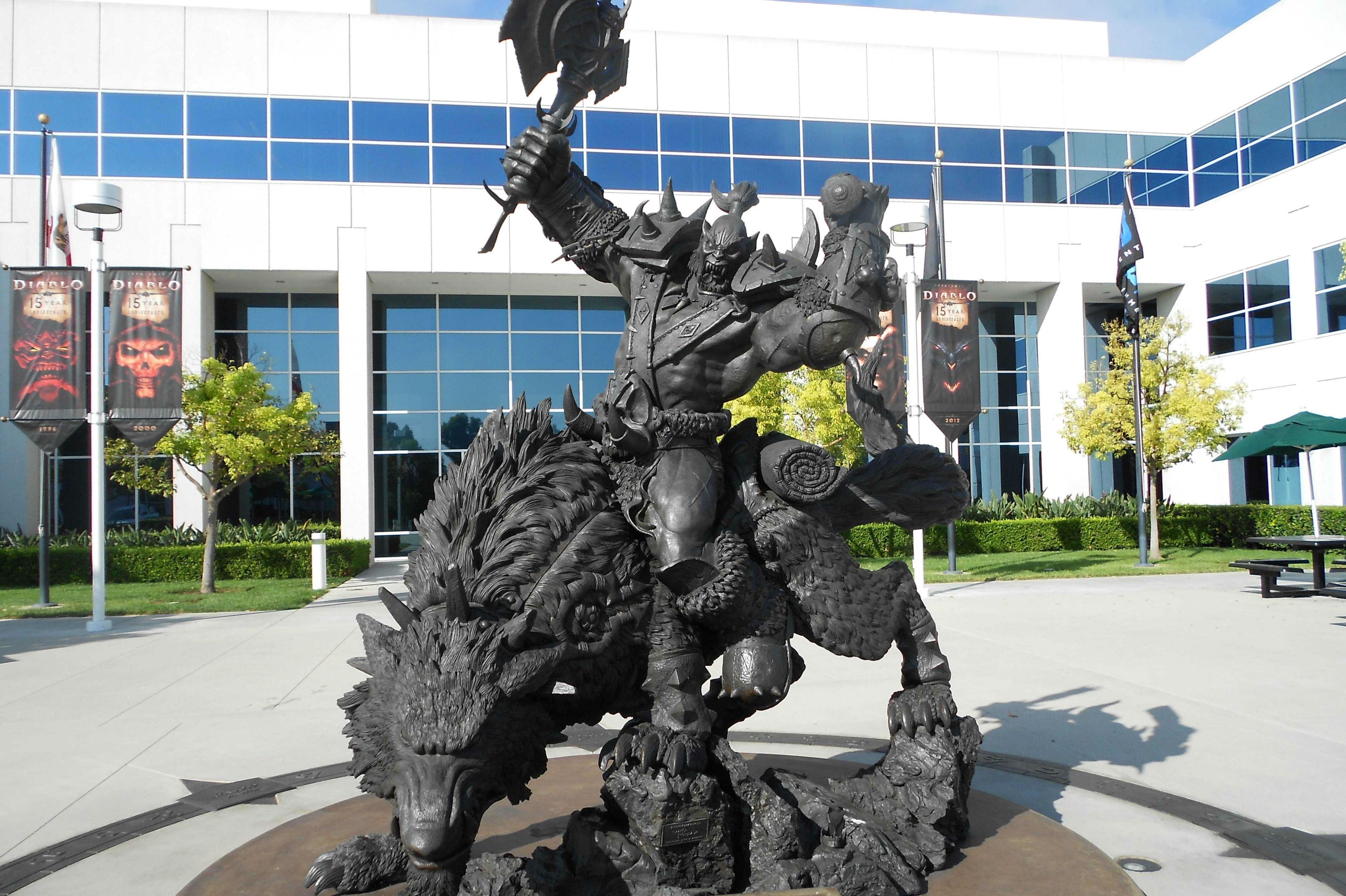 blizzard plays base rewarding veteran world warcraft players statue