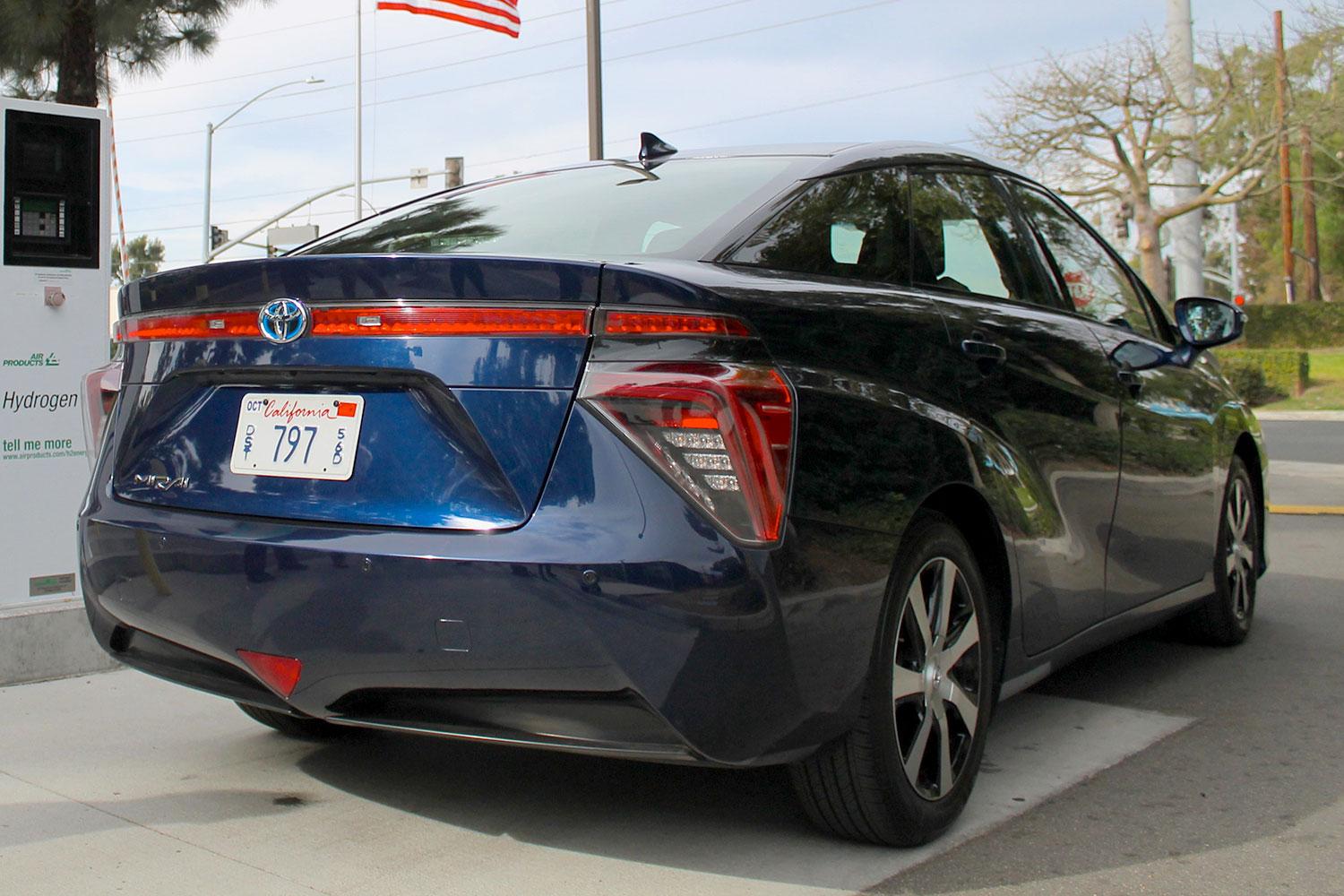 2015 car of the year awards 2016 toyota mirai back angle 3