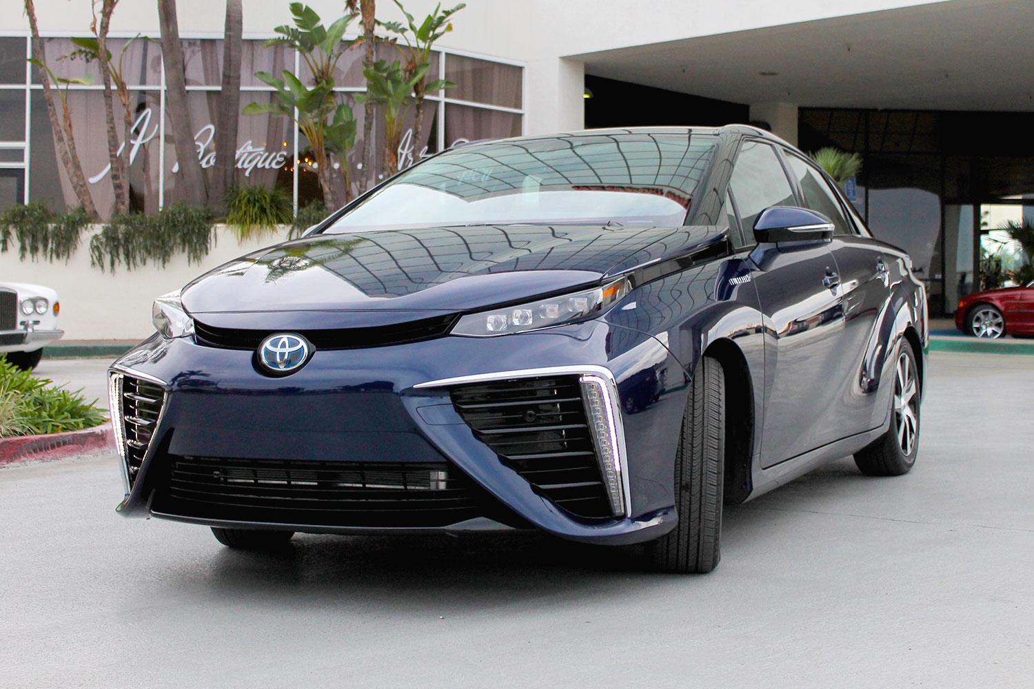 2015 car of the year awards 2016 toyota mirai front angle