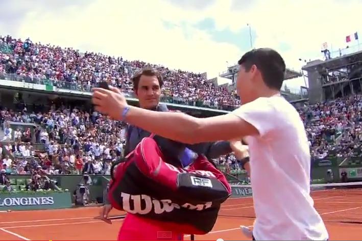 on court selfie seeker alarms roger federer at french open