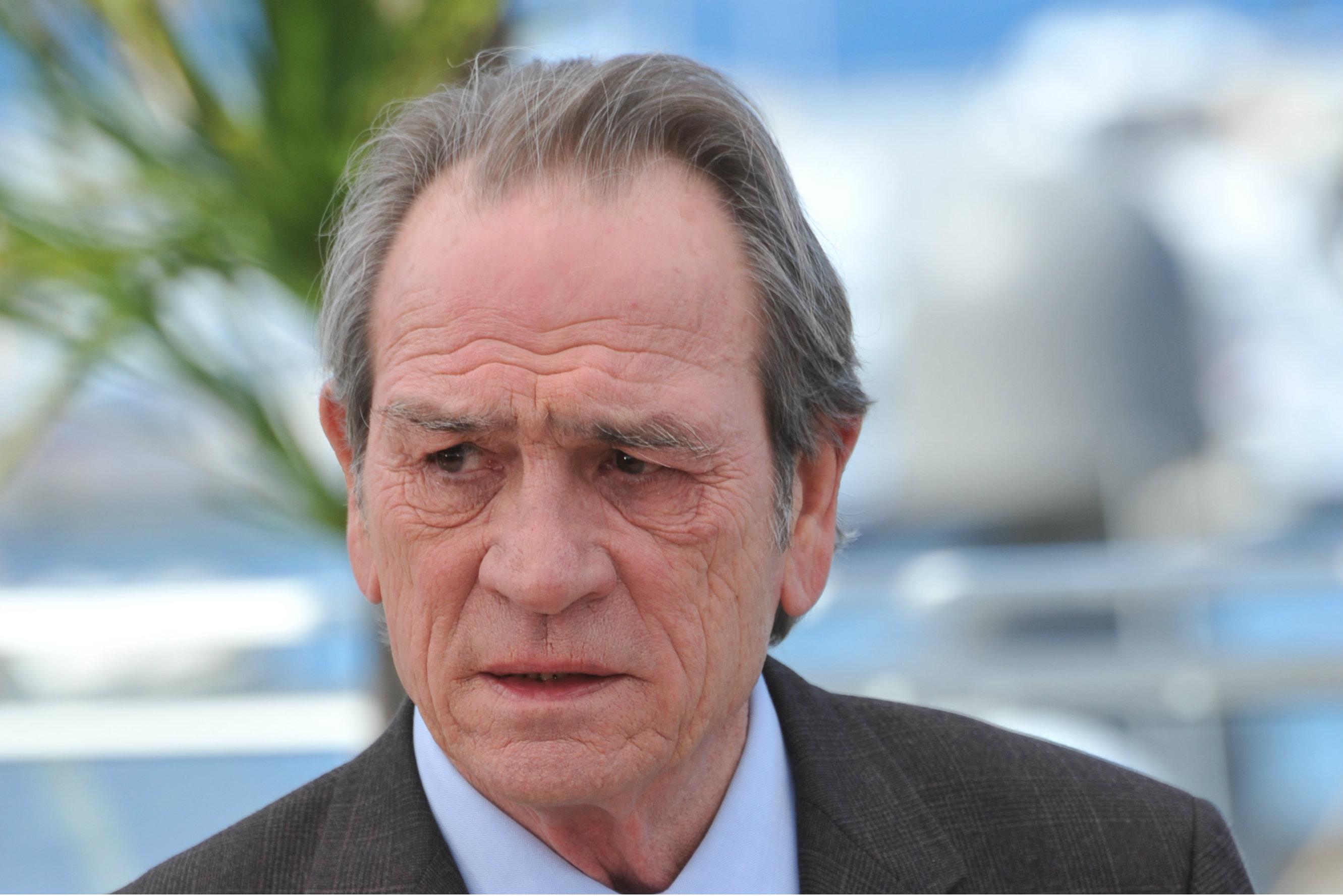 tommy lee jones joins matt damon in fifth bourne installment