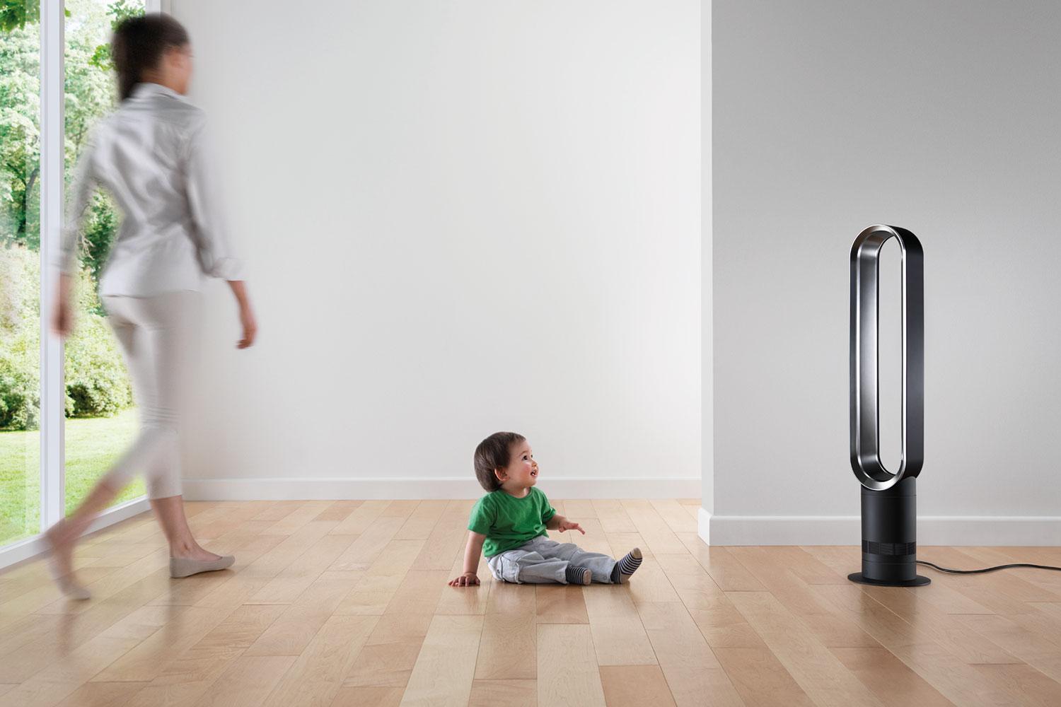 A baby sitting in front of the Dyson AM07.