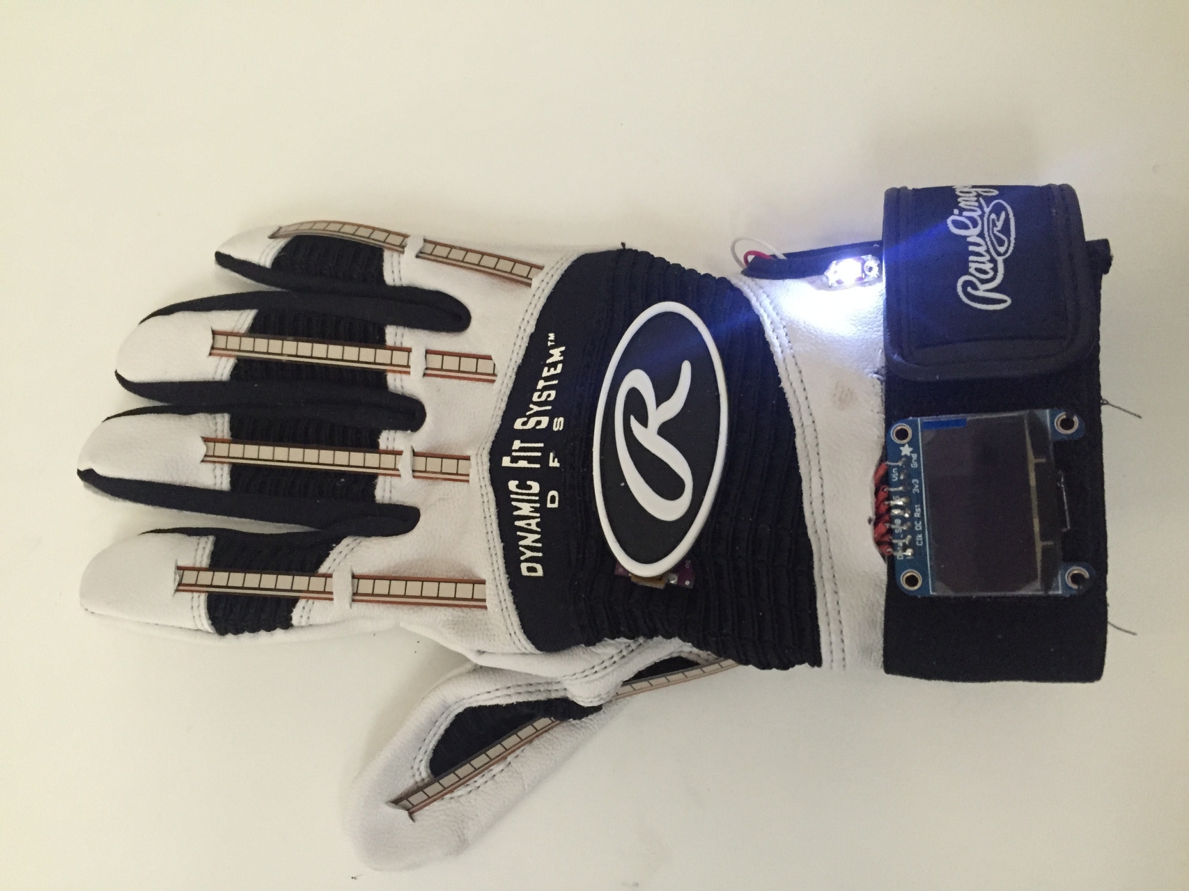 smart glove interprets sign language glove1