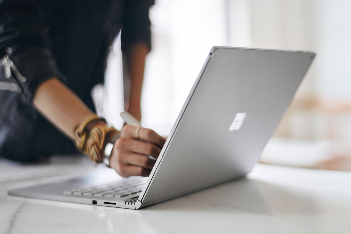 lenovo yoga 910 vs surface book i7 microsoft news 4