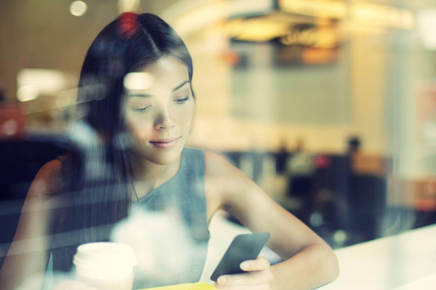 google shoulder surfers smartphone alert shopping cafe