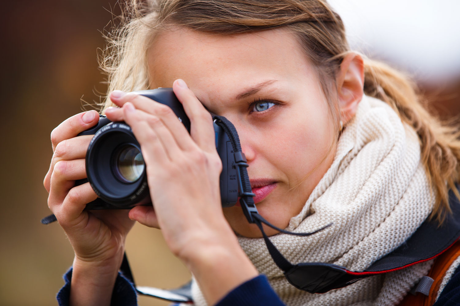 887306 woman women photographer camera taking a picture