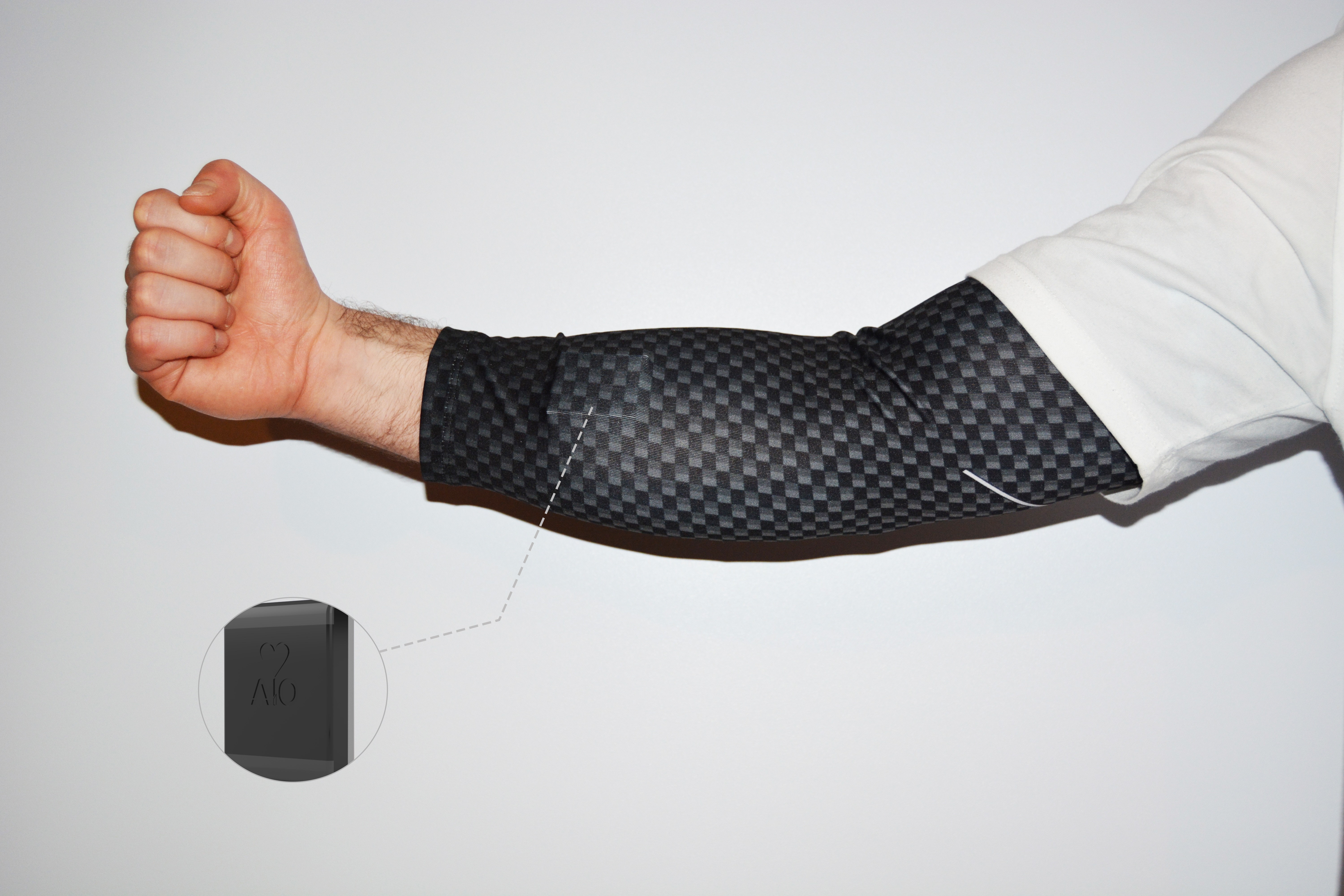 komodo aio smart sleeve image with tracker