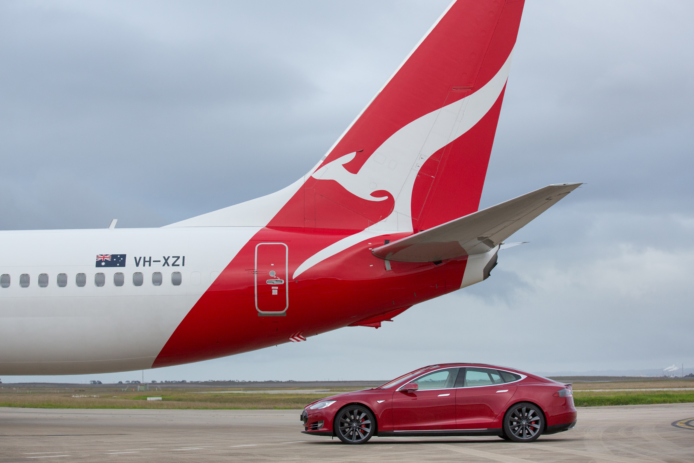 Tesla Model S race a Boeing 737