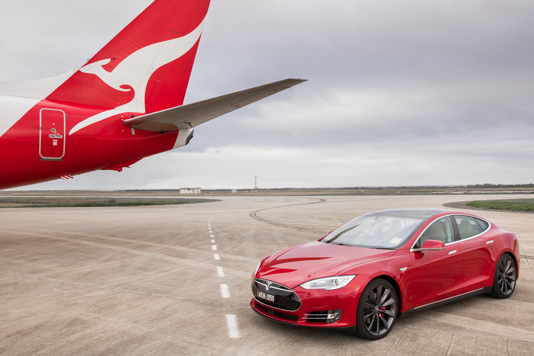 Tesla Model S race a Boeing 737