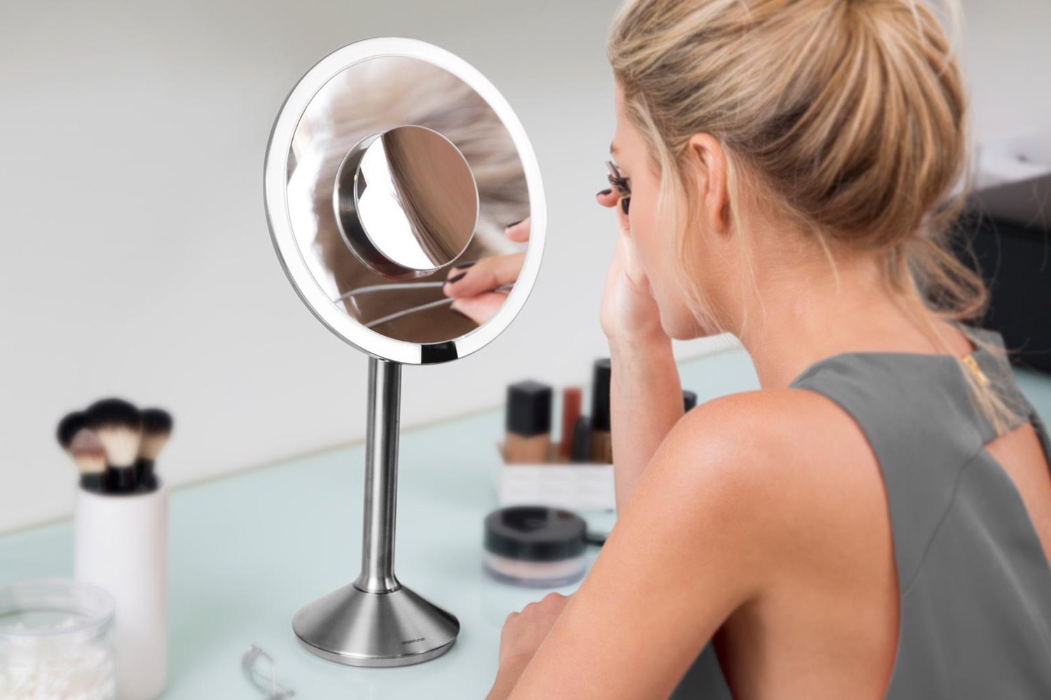 simplehuman sensor mirror pro smarthome simple human woman makeup 1500x1000