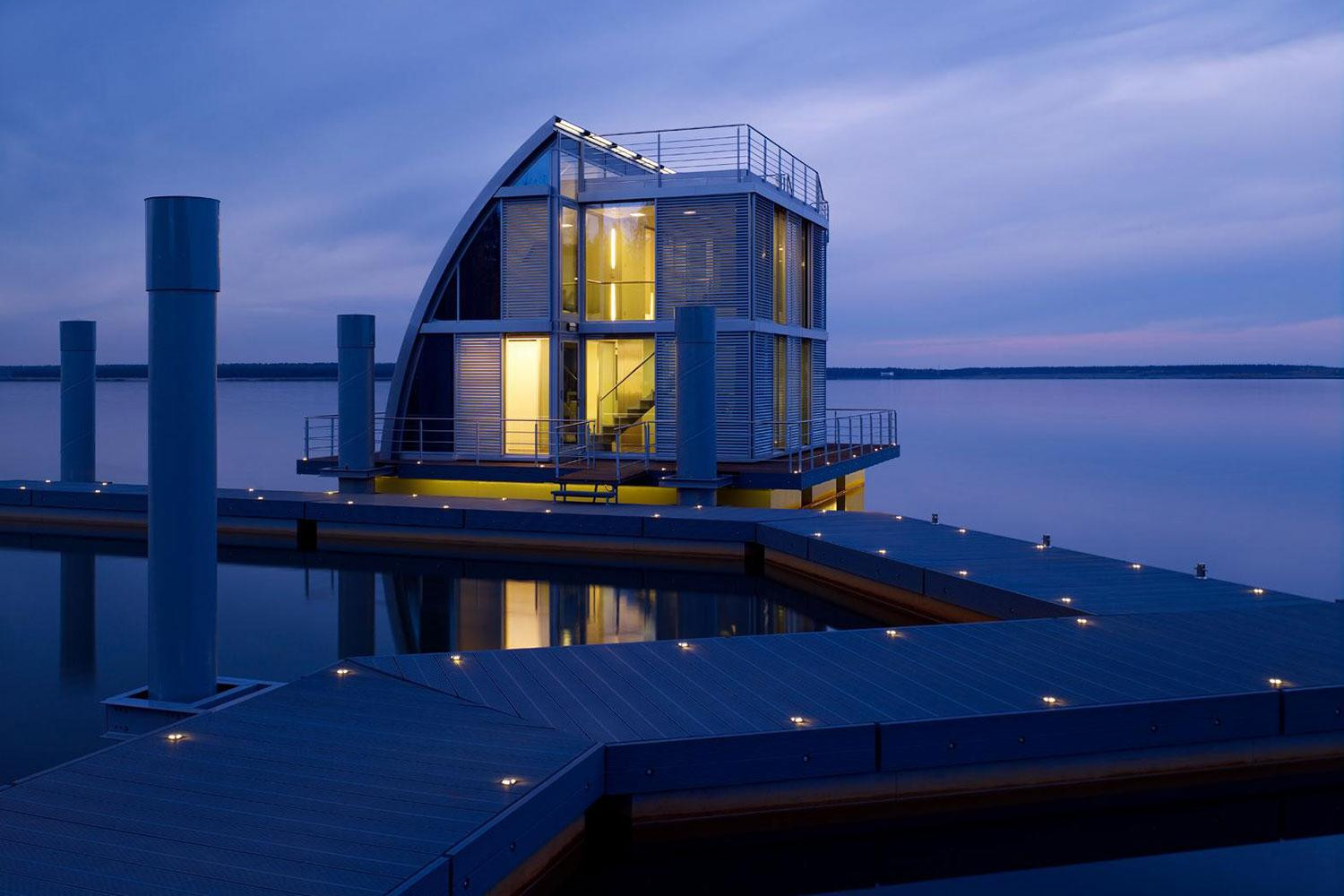 An Ar-che modular house sitting on a lake.