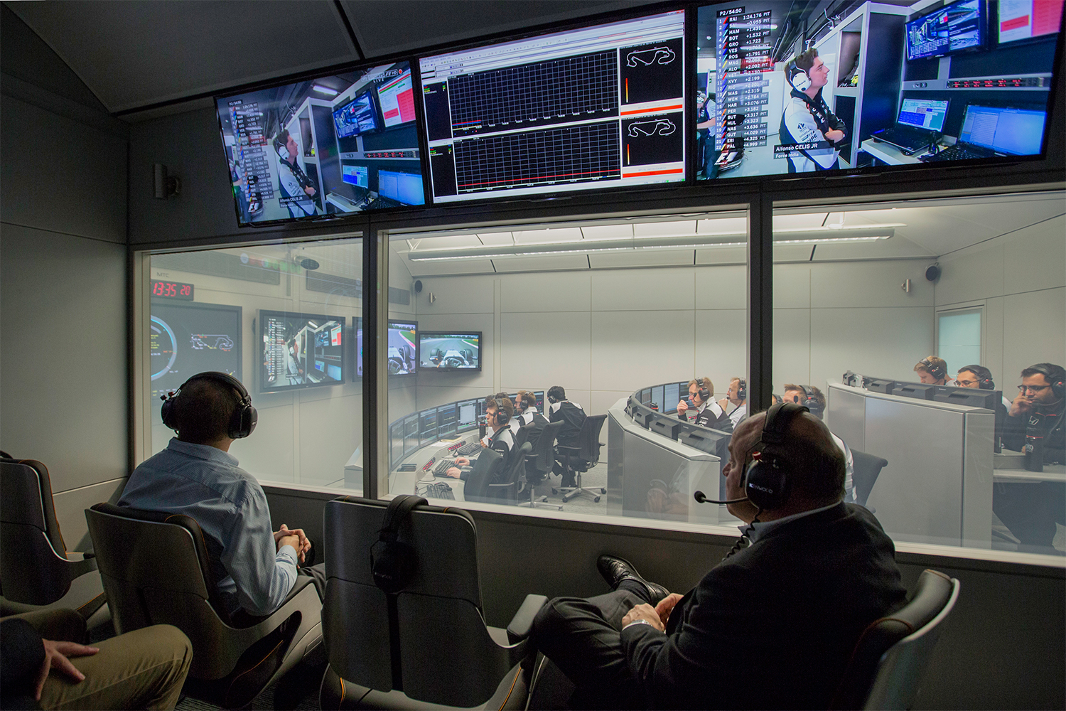 inside mclaren f1 racing mission control room nttmissioncontrol image1