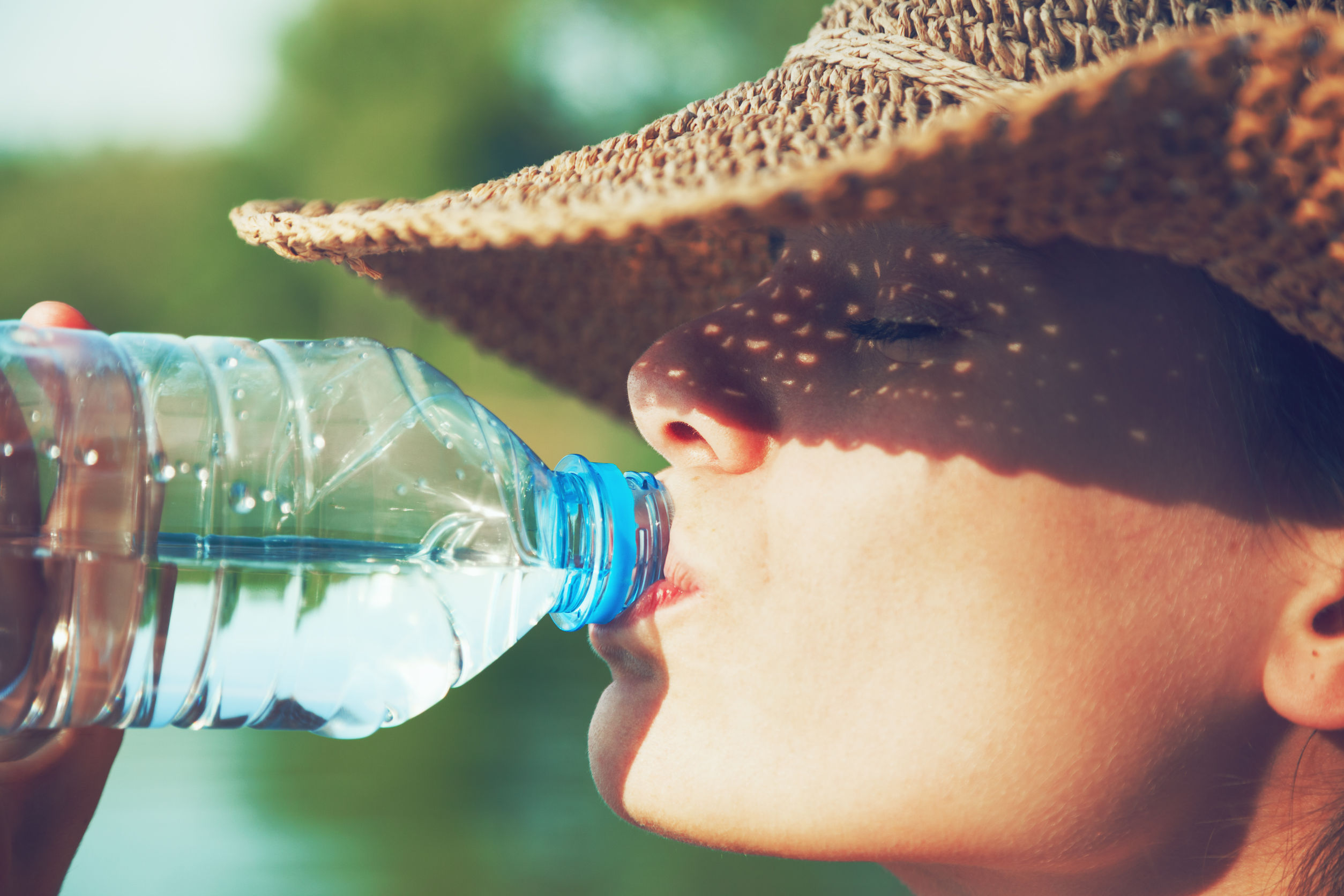 stanford cooling textile 46616588  woman drinking water in summer sunlight