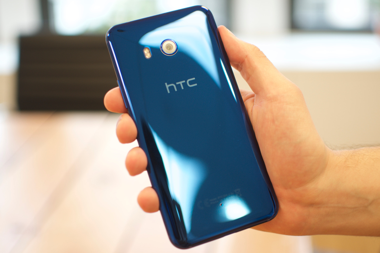 htc u11 vs apple iphone 7 plus back