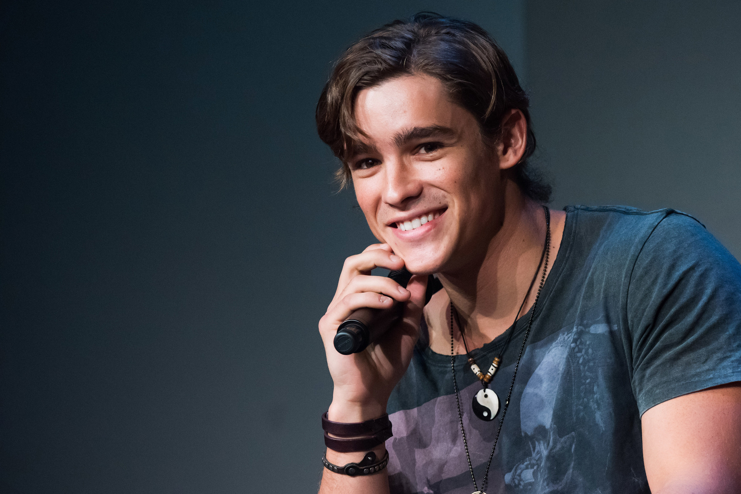 Brenton Thwaites Dick Grayson Robin Titans