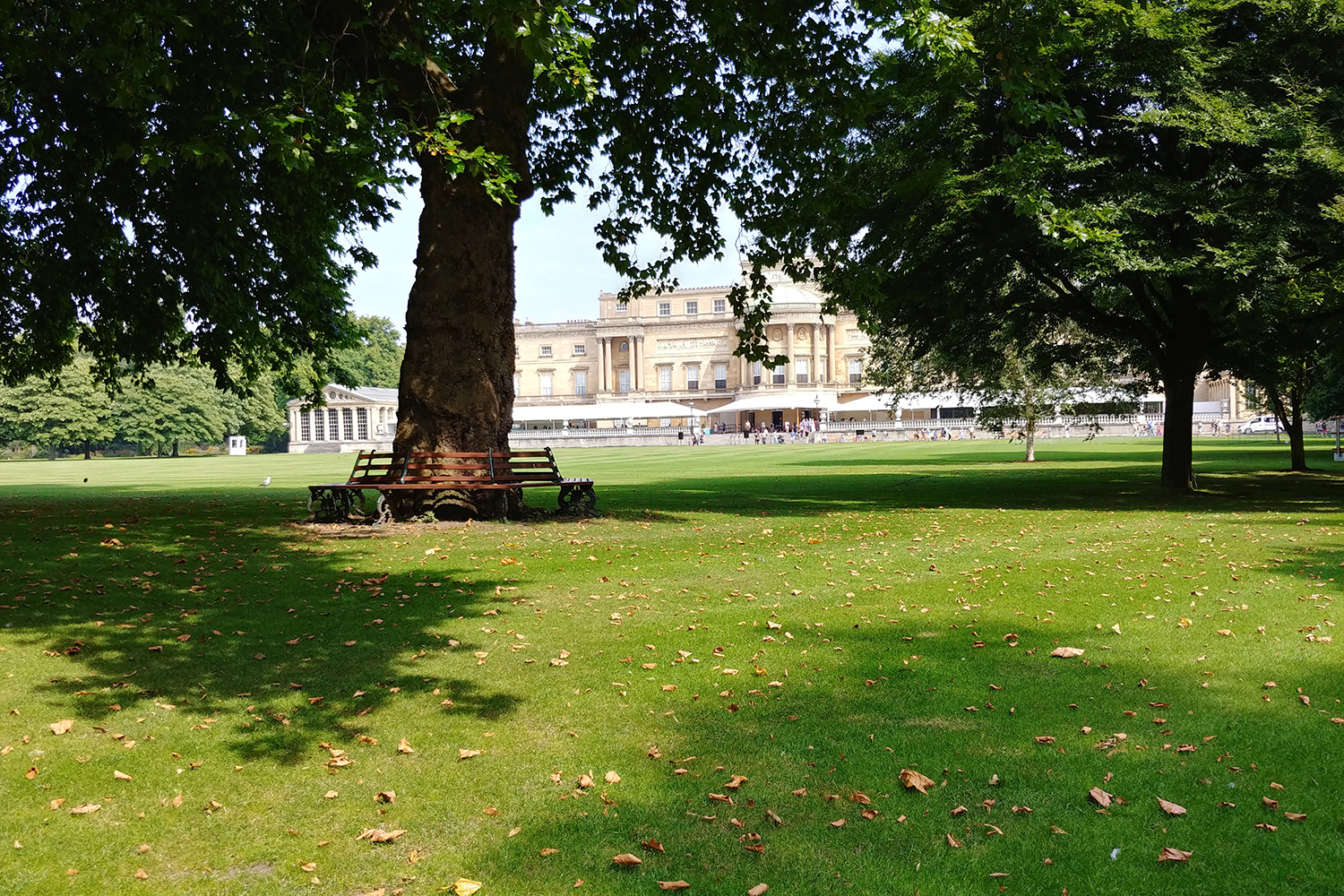 LG V30 camera sample courtyard bench