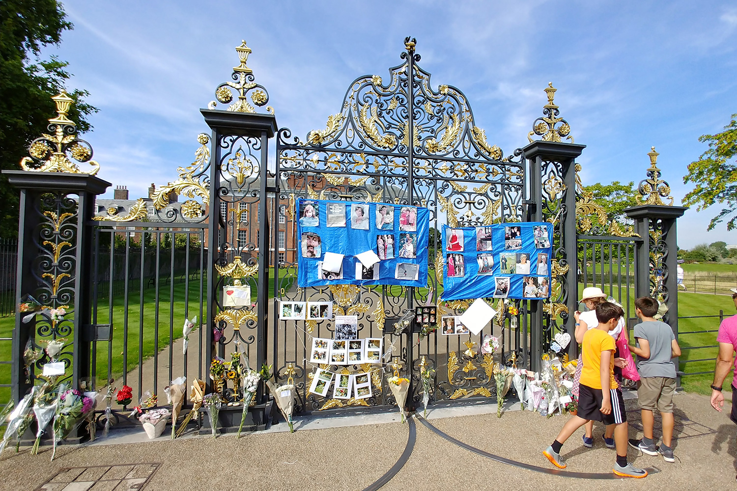 LG V30 camera sample mansion gate memorial