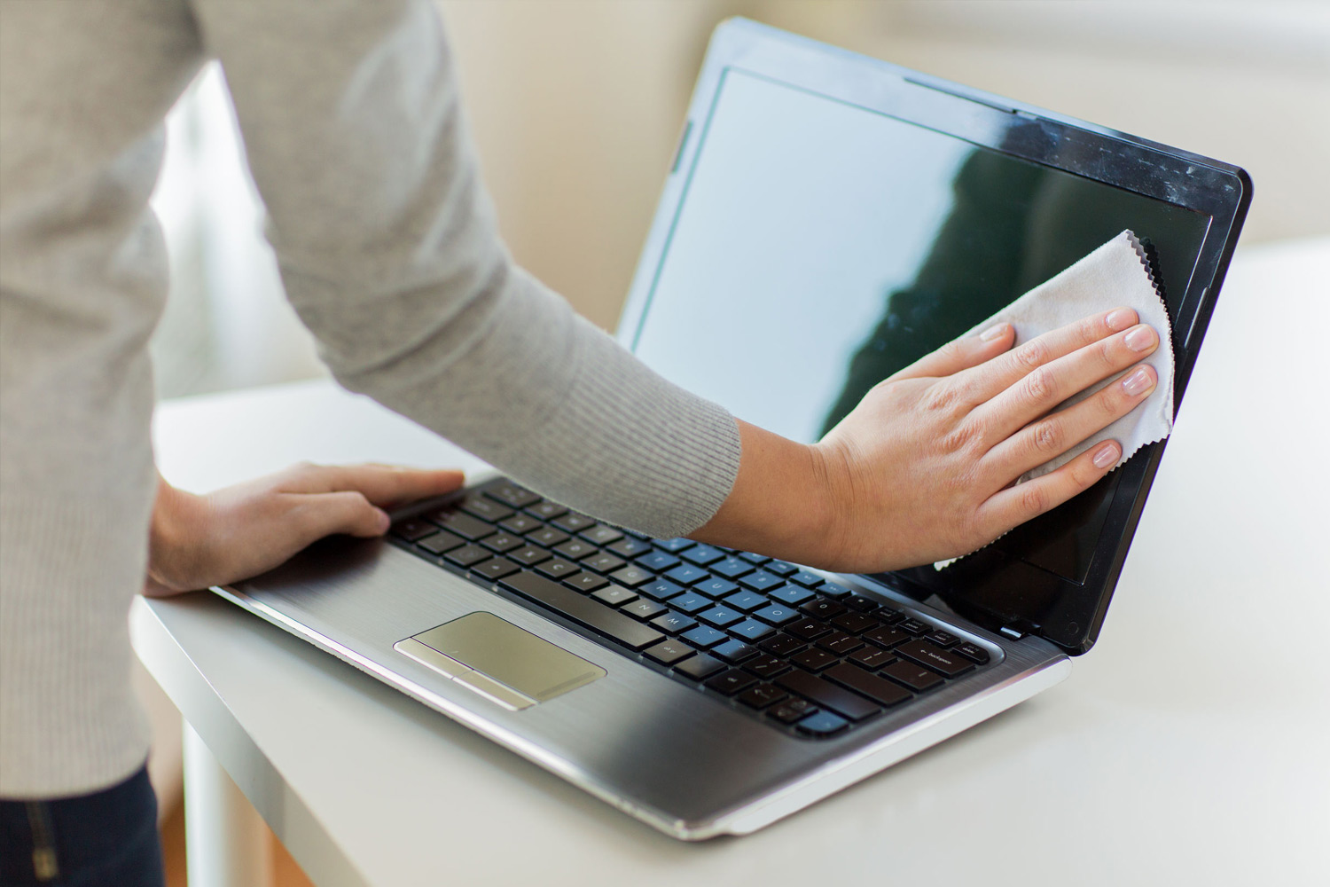 How to clean a laptop screen