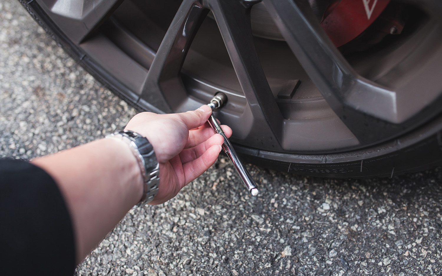 how to check your tire pressure 2017  dt photos by chris chin 6