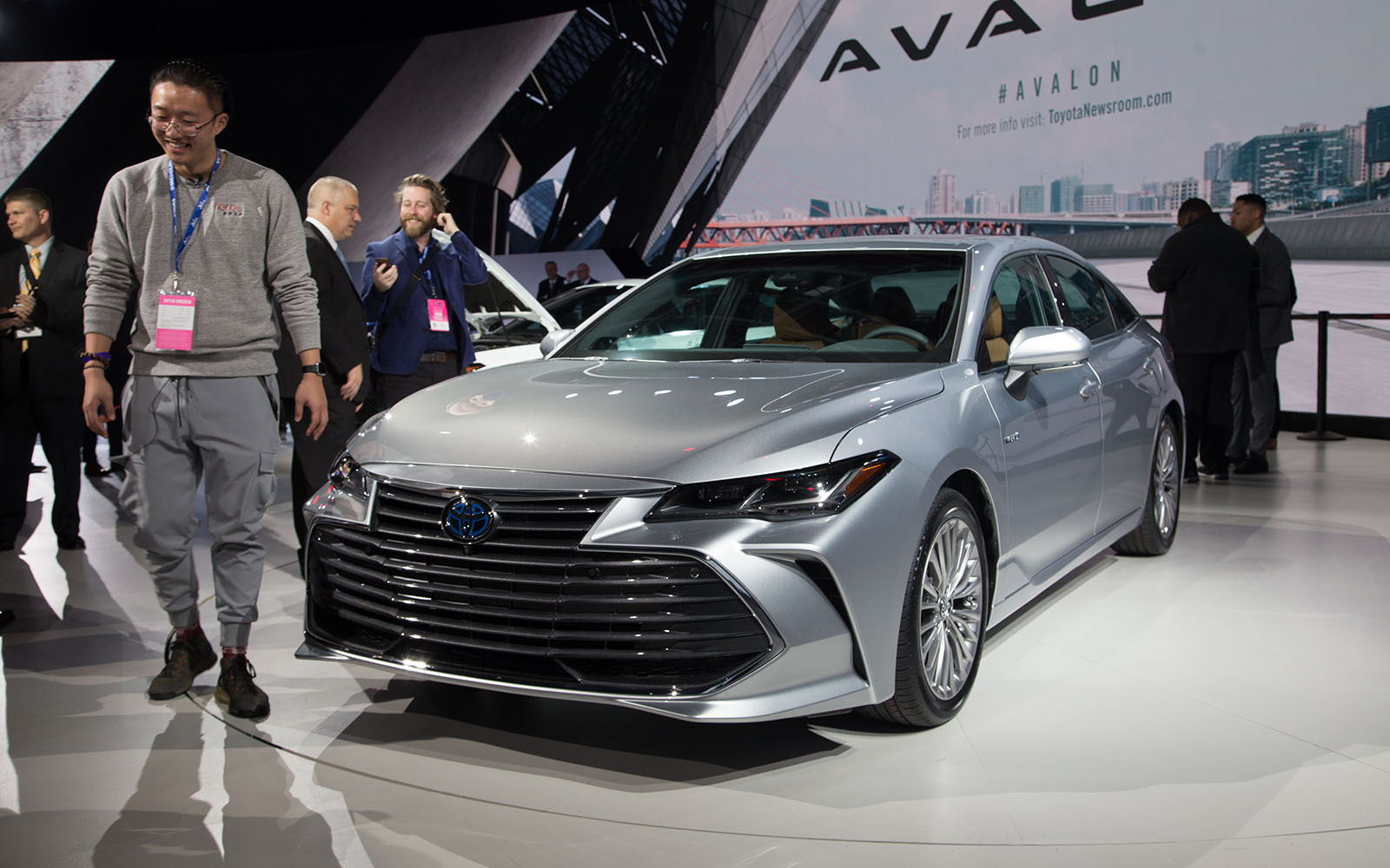 the 2019 toyota avalon ditches humdrum design 2018 detroit  2