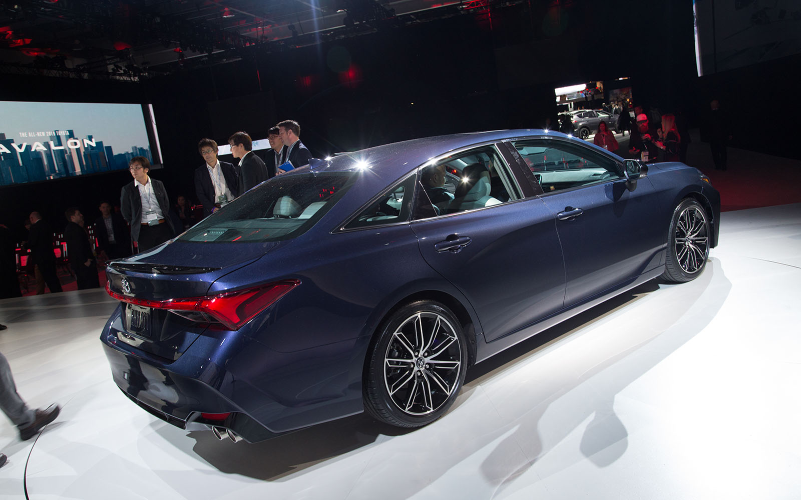 the 2019 toyota avalon ditches humdrum design 2018 detroit  28