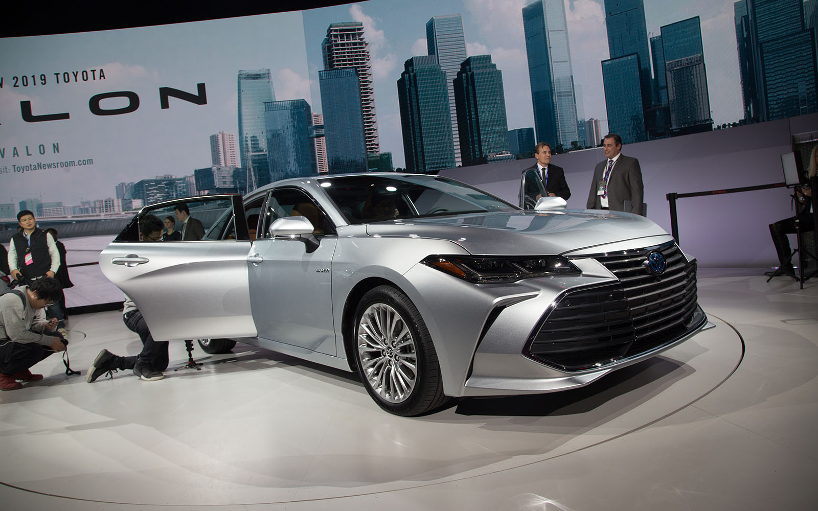 the 2019 toyota avalon ditches humdrum design 2018 detroit  33