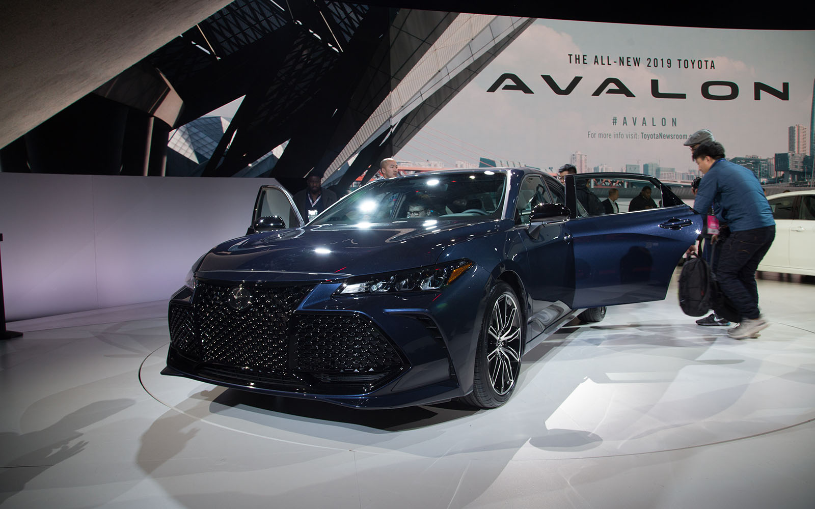 the 2019 toyota avalon ditches humdrum design 2018 detroit  37