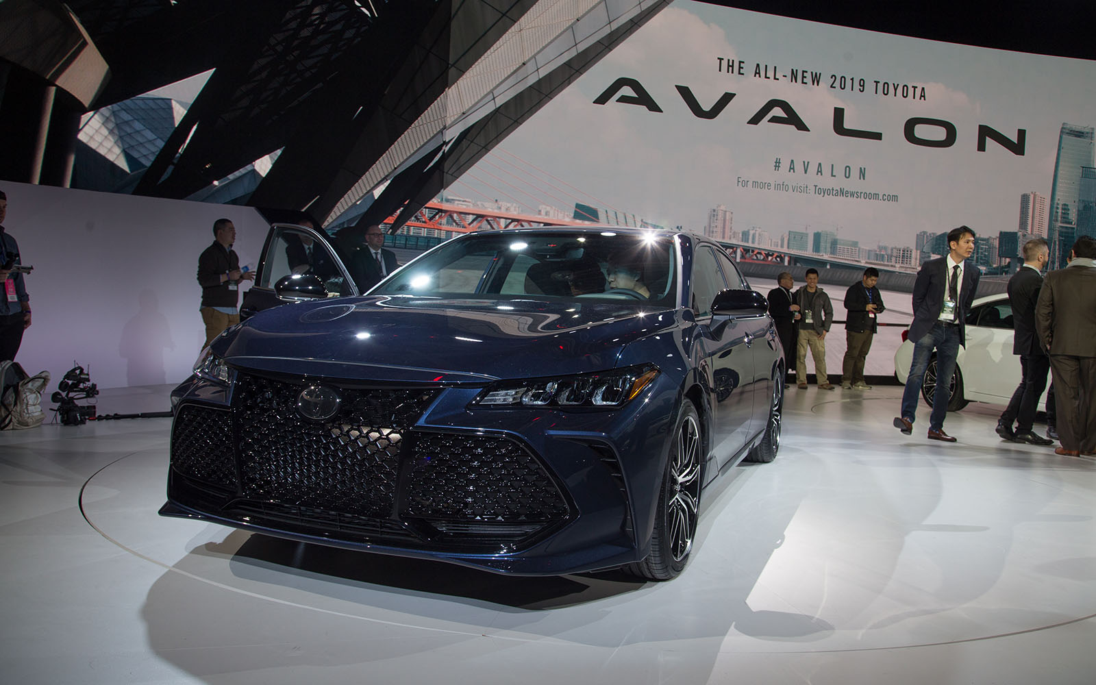 the 2019 toyota avalon ditches humdrum design 2018 detroit  7