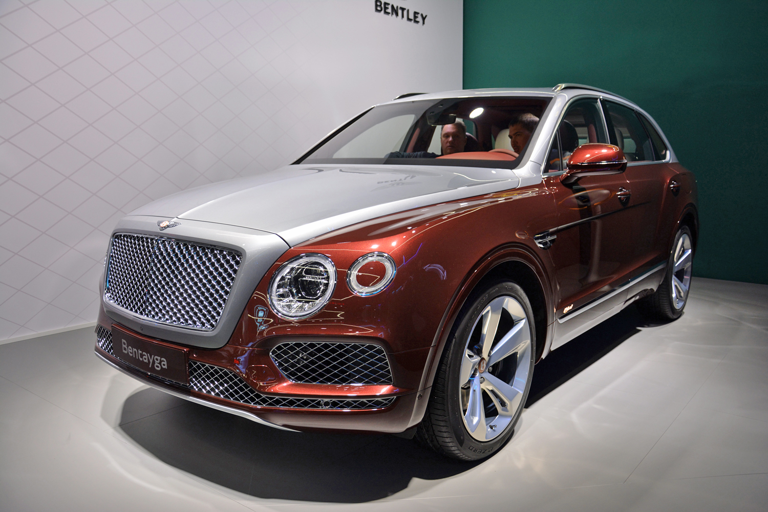 Bentley Bentayga Hybrid live