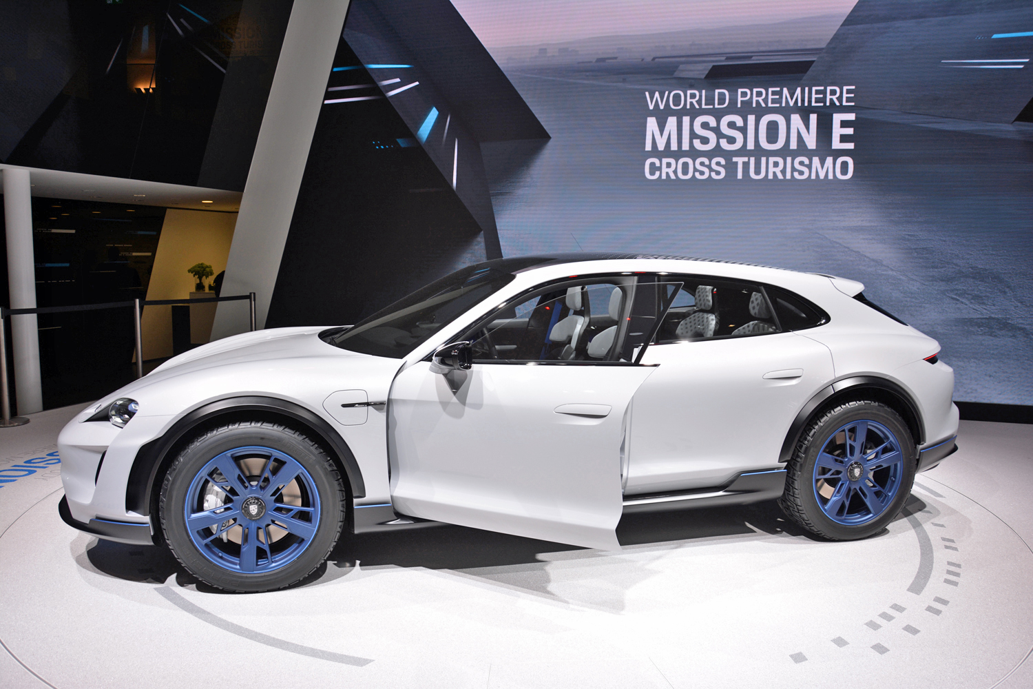 Porsche Mission E Cross Turismo live