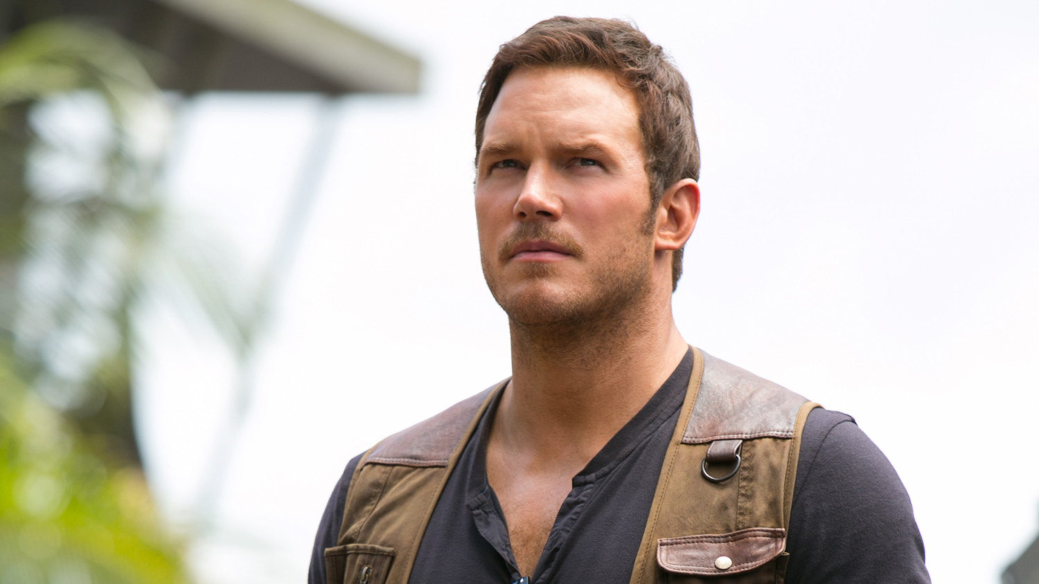 Owen Grady looking to the distance in Jurassic World Fallen Kingdom