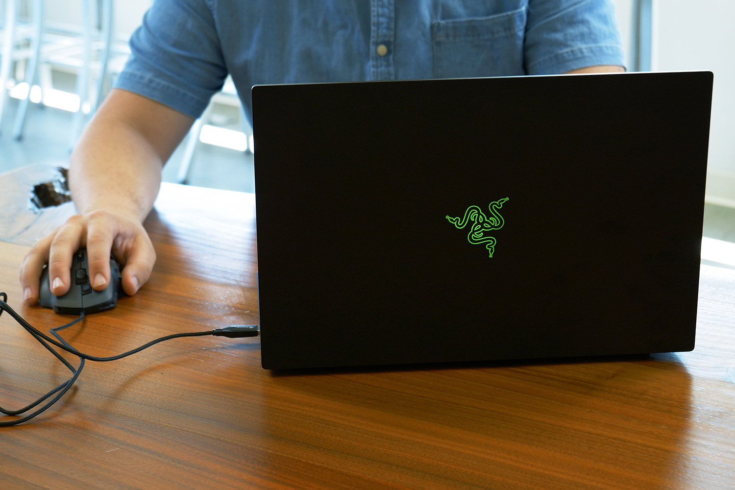 Razer Blade (2018) back lifestyle mouse