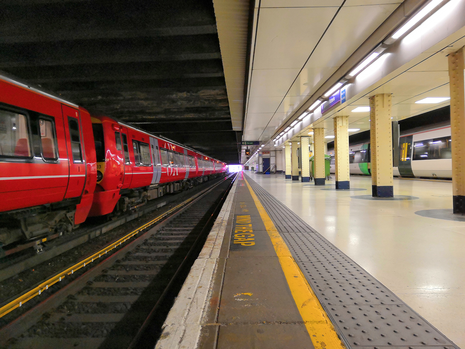 honor play photo subway station