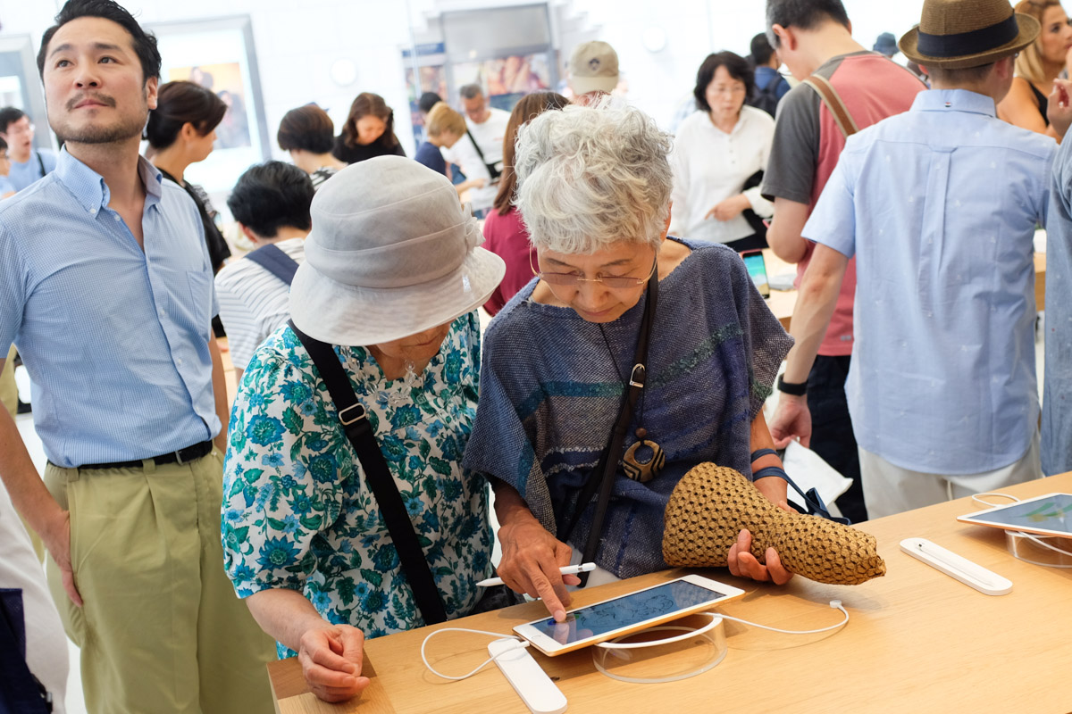 apple store opens in kyoto japan trevor mogg dt 26